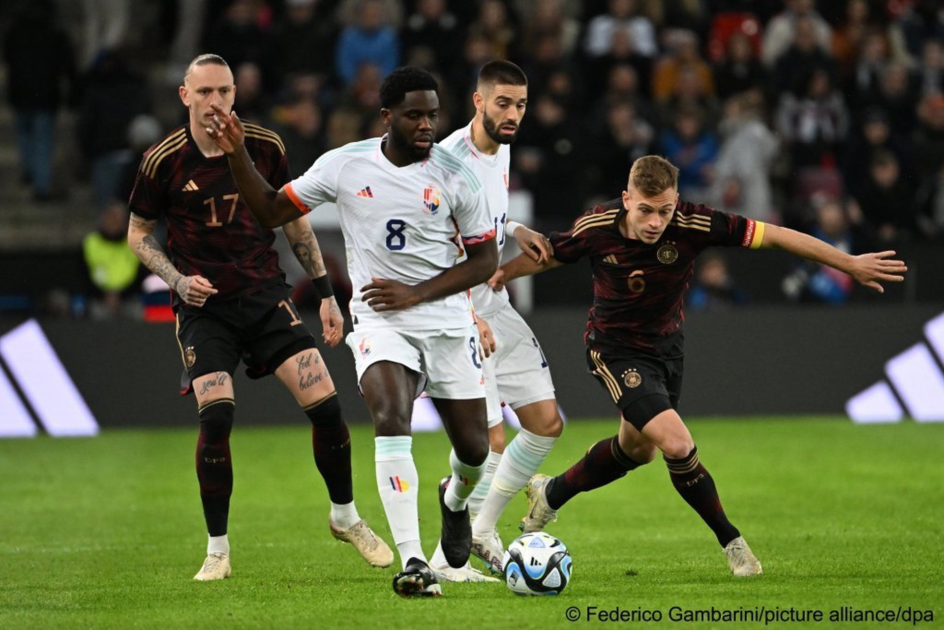 德国队在友谊赛中与对手激烈对抗的是谁